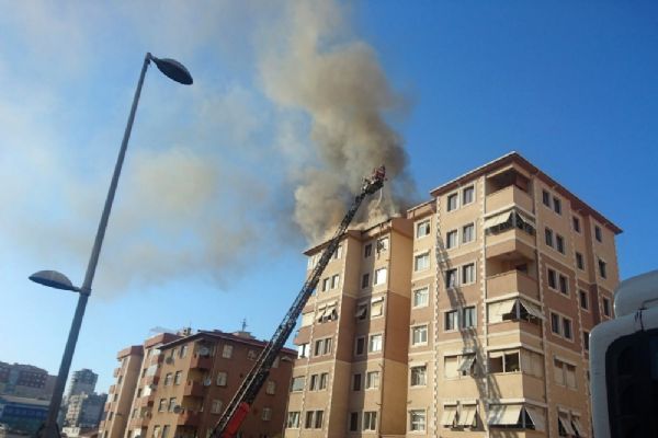 Ataşehir'de 7 katlı binanın çatısı alev alev yandı