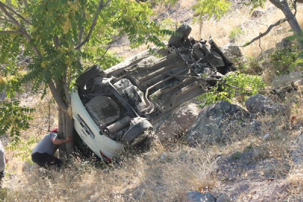 Uçuruma yuvarlanan araçtan sağ çıktı