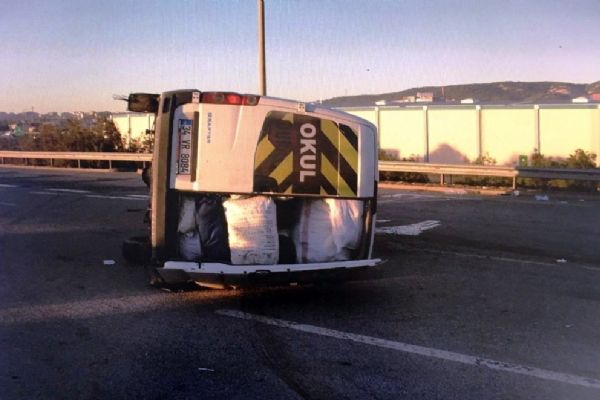 Mevsimlik işçilere ait minibüs devrildi: 11 yaralı