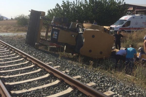 Denizli'de tren hemzemin geçitte iş makinesine çarptı