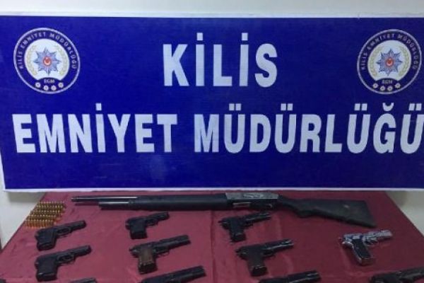 Kilis’te bir evde 12 tabanca ele geçirildi