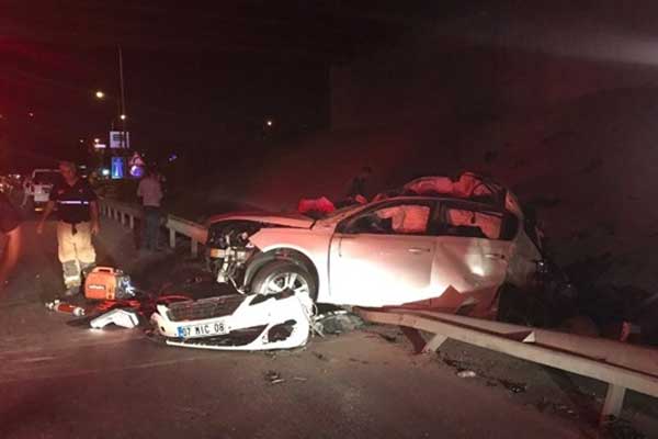 İzmir'de otomobil alt yola uçtu