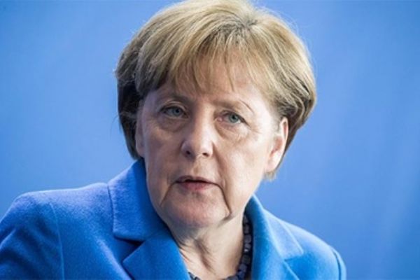 Angela Merkel'in aracına domates atıldı