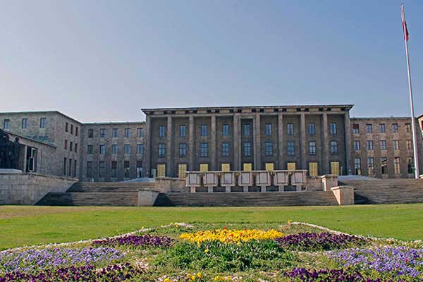 TBMM yakınında silah sesleri