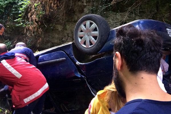 Zonguldak'da otomobil dere yatağına devrildi: 1 ölü, 2 yaralı
