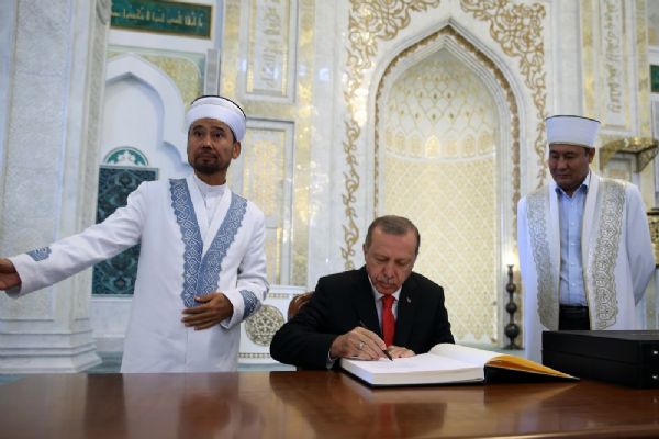 Cumhurbaşkanı Recep Tayyip Erdoğan'dan Kazakistan'da cami ziyareti