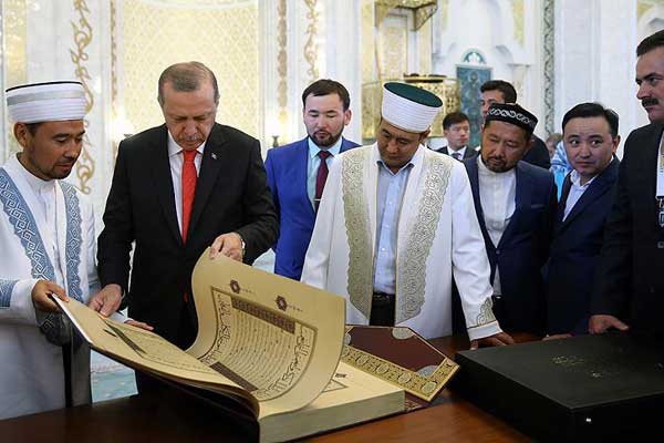 Erdoğan'dan Hazret Sultan Camii'ne ziyaret