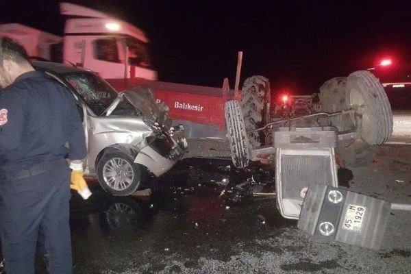 Kamyonet ile traktör çarpıştı: 6 yaralı