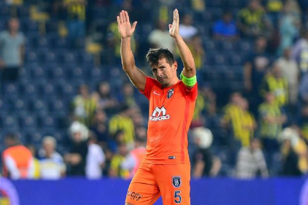 Kadıköy'de Emre Belözoğlu'na sevgi seli