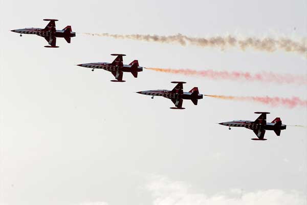 Türk Yıldızları'ndan İzmir'de nefes kesen gösteri