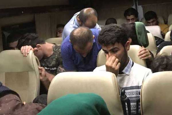 Okul servisiyle kaçak göçmen taşıdılar