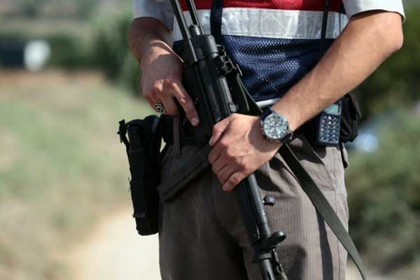 Karakola bomba yüklü minibüsle saldırı