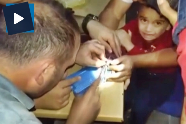 Parmağı somuna sıkışan küçük çocuğun yardımına itfaiye koştu