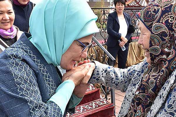 Emine Erdoğan’ın Etnik köyü ziyareti