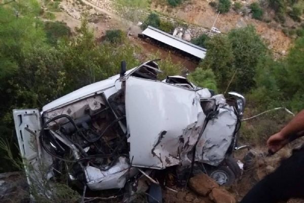 Antalya'da otomobil uçuruma yuvarlandı: 2 ölü, 2 ağır yaralı