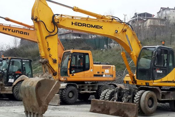 Kars'ta kepçenin patlattığı boru mahalleyi sular altında bıraktı