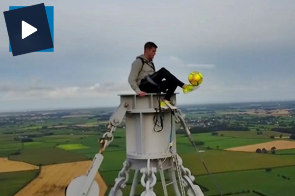 Tam 180 metre yükseklikte top sektirdi