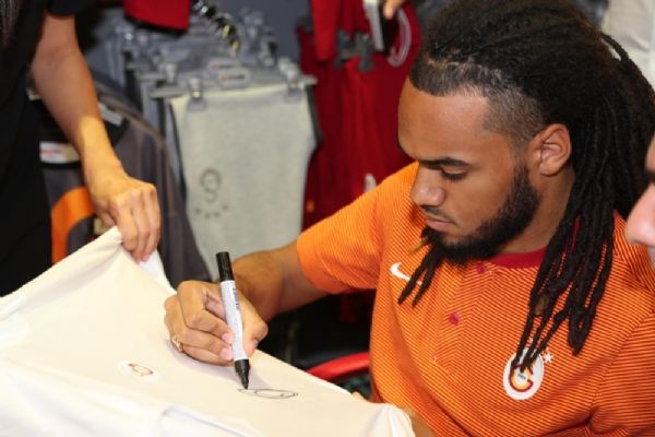 Jason Denayer Antalya'da taraftarla buluştu