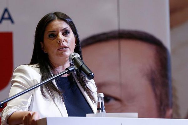 Jülide Sarıeroğlu: 'Atletle fotoğraf çektirmekle halkın adamı olunmaz'