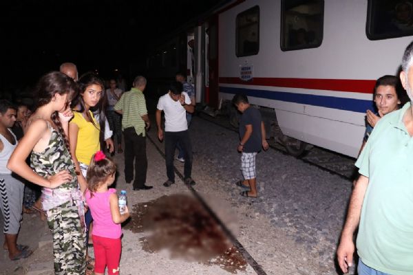 Adana'da ağabeyinin nişanına giderken tren çarptı