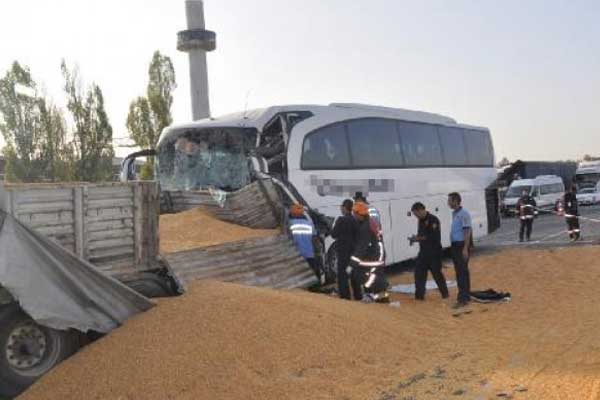 Yolcu otobüsü TIR'la çarpıştı