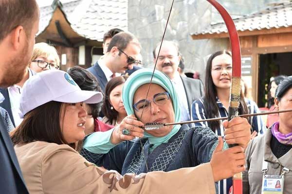 Emine Erdoğan Kazakistan'da ok attı