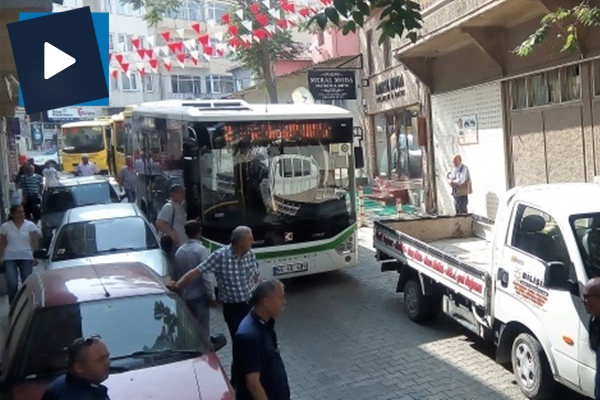 Trafiği felç eden arabaya bakın ne yaptılar!