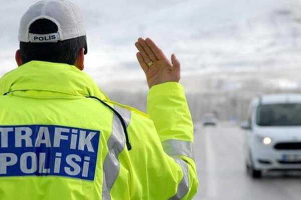 Adana'da trafik polisi akrabalarını vurdu!