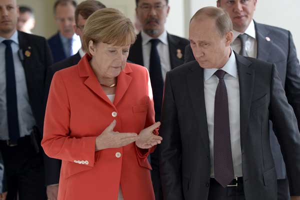 Putin ve Merkel'den Kuzey Kore'ye ortak kınama