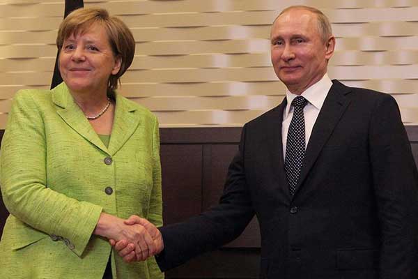 Merkel ile Putin Kuzey Kore'yi görüştü