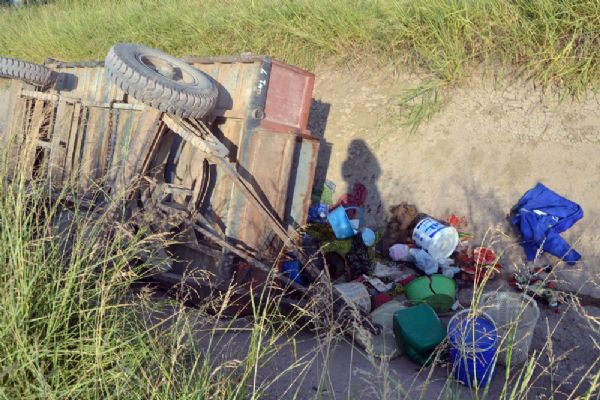 Manisa'da işçilerin bulunduğu römork kanala yuvarlandı: 19 yaralı