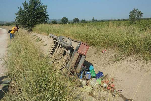 Manisa'da traktör devrildi: 16 yaralı