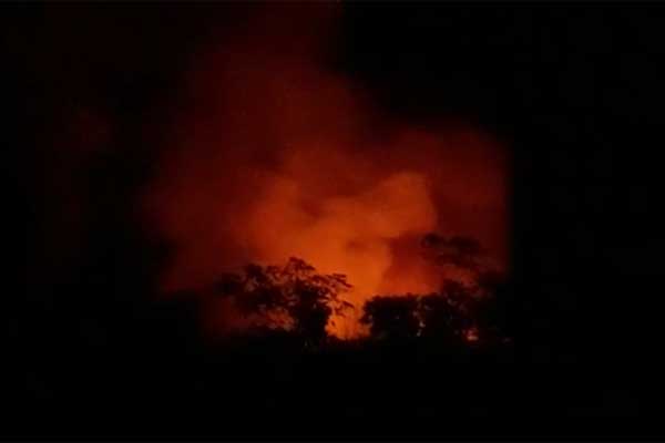 Binlerce Rohingyalı'nın terkettiği Arakan yanıyor