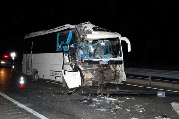 Manisa'da TIR minibüse çarptı