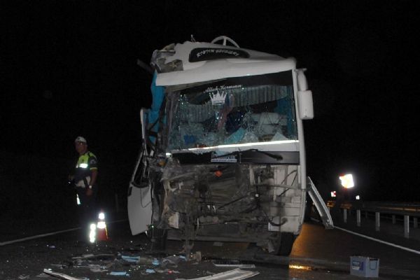 Manisa'da midibüs tıra arkadan çarptı: 16 yaralı