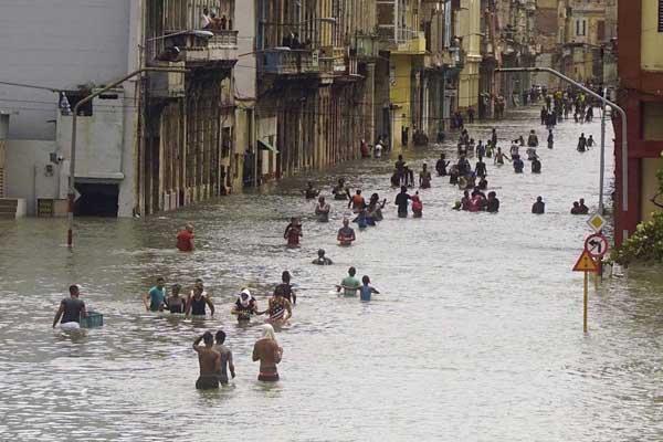 Irma kasırgası'nda ölenlerin sayısı artıyor