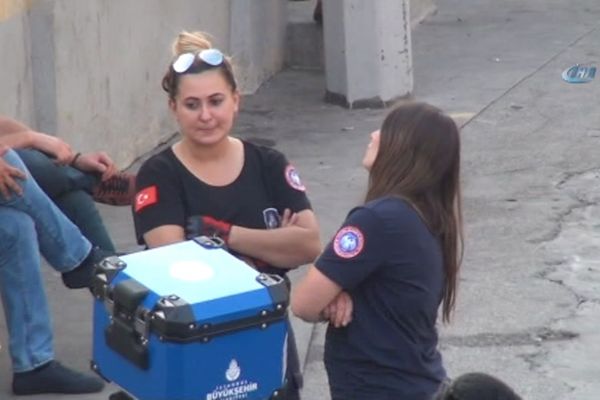 Motosikletli kadın zabıtalara yoğun ilgi