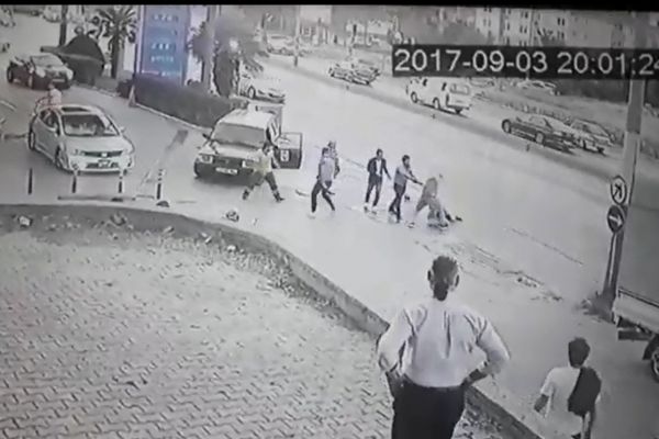 Kocaeli'de sürücü ile arkadaşını tekme tokat dövdüler