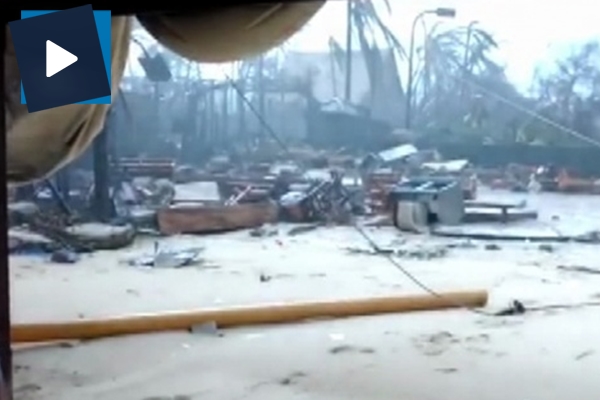 Kasırga İngiliz milyarderin evini yerle bir etti