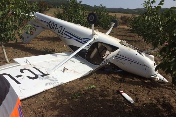 Bursa'da uçak tarlaya indi