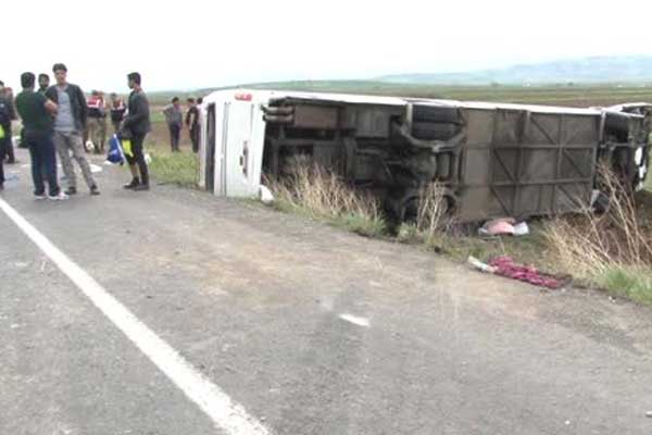İran'da otobüs devrildi!