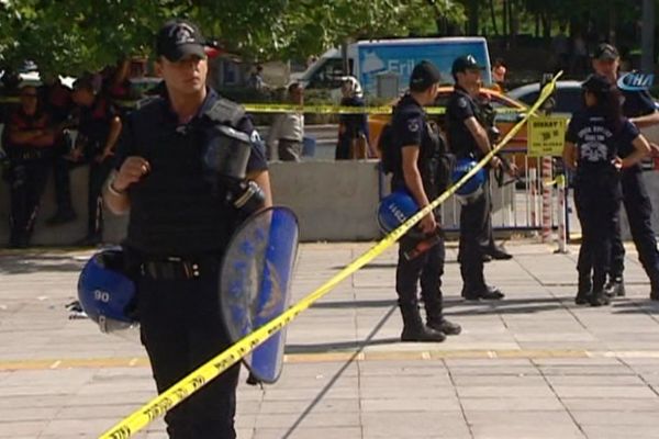 Ankara Adliyesi önünde bıçaklı ve çekiçli kavga: 3 kişi yaralandı