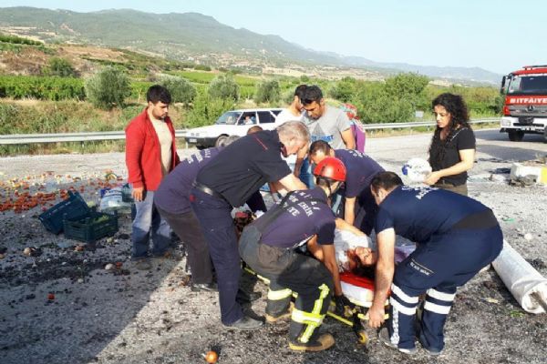 Denizli'de minibüsler çarpıştı, meyveler yola saçıldı: 3 yaralı