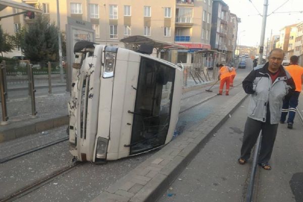 Eskişehir'de minibüs tramvay durağına daldı