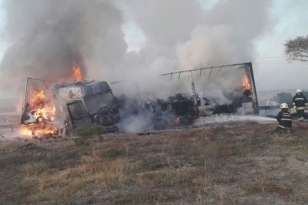 Seyir halindeki tır alevler içinde kaldı