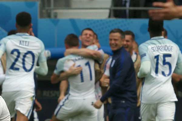 İngiliz futbolculara internet uyarısı