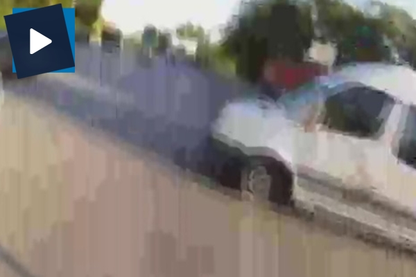 Hızını alamayan bisikletli minibüse böyle çarptı