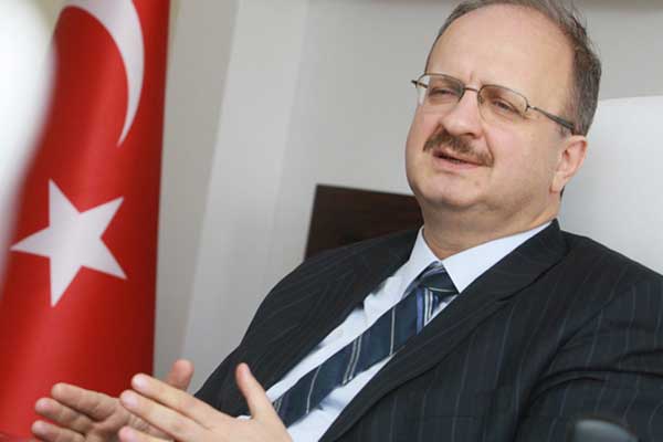 İKÇÜ rektörü istifa etti