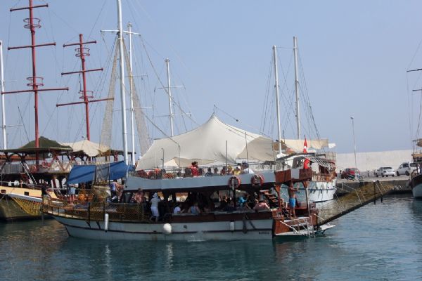 Antalya'da dalış için tekne turuna çıkan turistler ölümden döndü