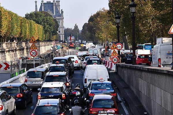 Fransa'da protestolar Paris trafiğini felç etti